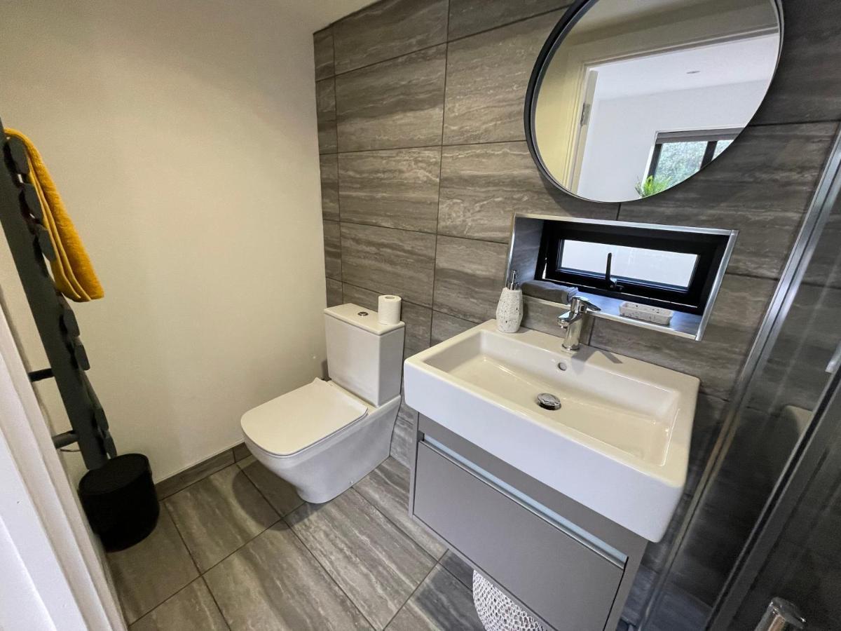 River Guest House With Jacuzzi Fire And Boat Hire Staines-upon-Thames Eksteriør bilde