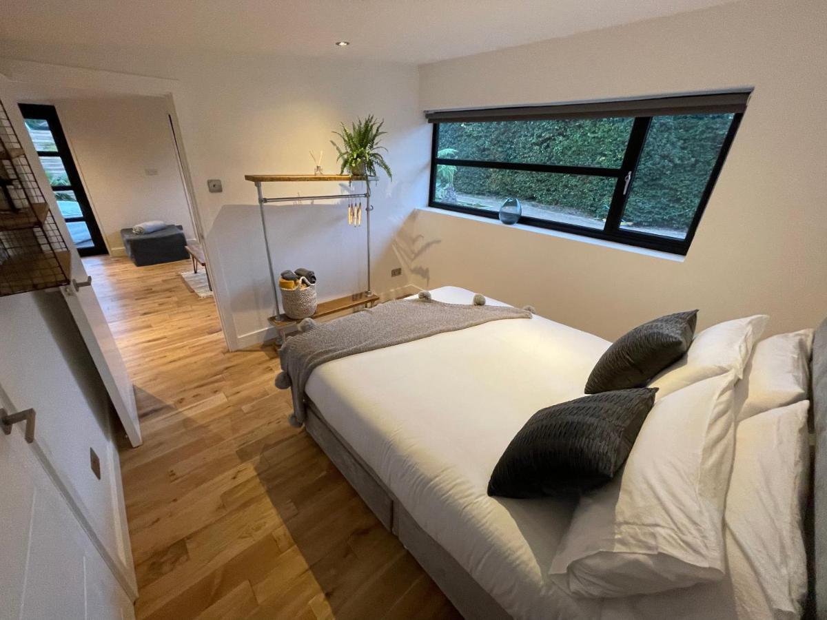 River Guest House With Jacuzzi Fire And Boat Hire Staines-upon-Thames Eksteriør bilde