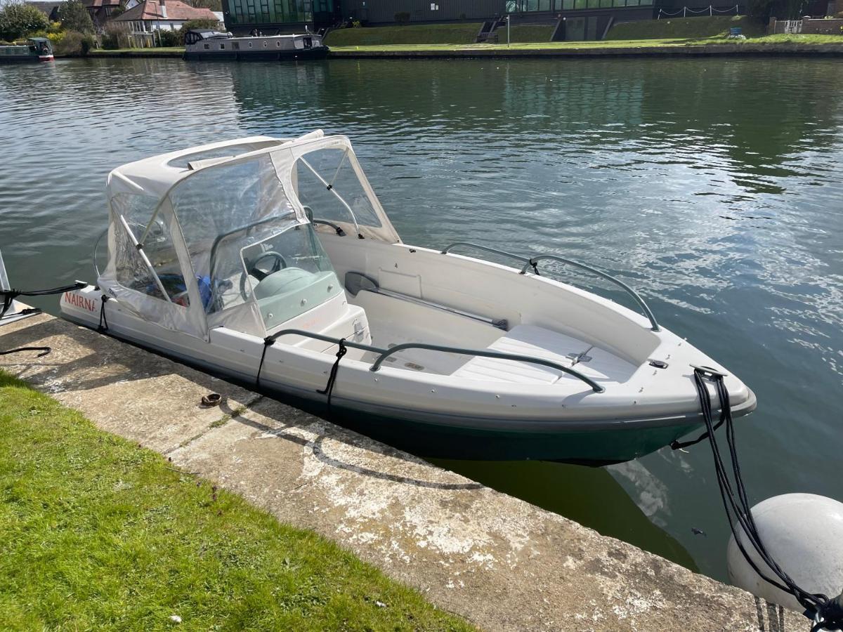 River Guest House With Jacuzzi Fire And Boat Hire Staines-upon-Thames Eksteriør bilde