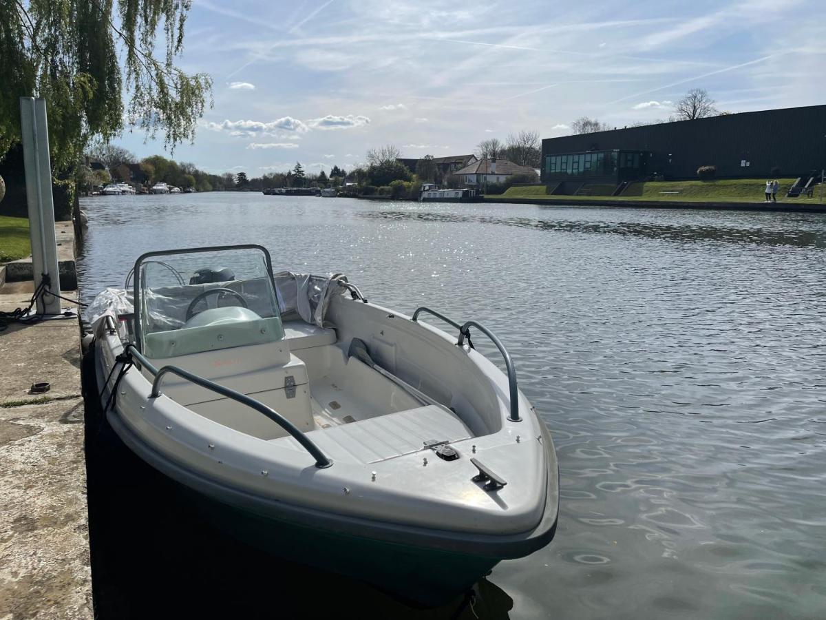 River Guest House With Jacuzzi Fire And Boat Hire Staines-upon-Thames Eksteriør bilde