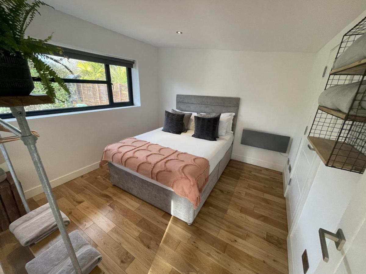 River Guest House With Jacuzzi Fire And Boat Hire Staines-upon-Thames Eksteriør bilde