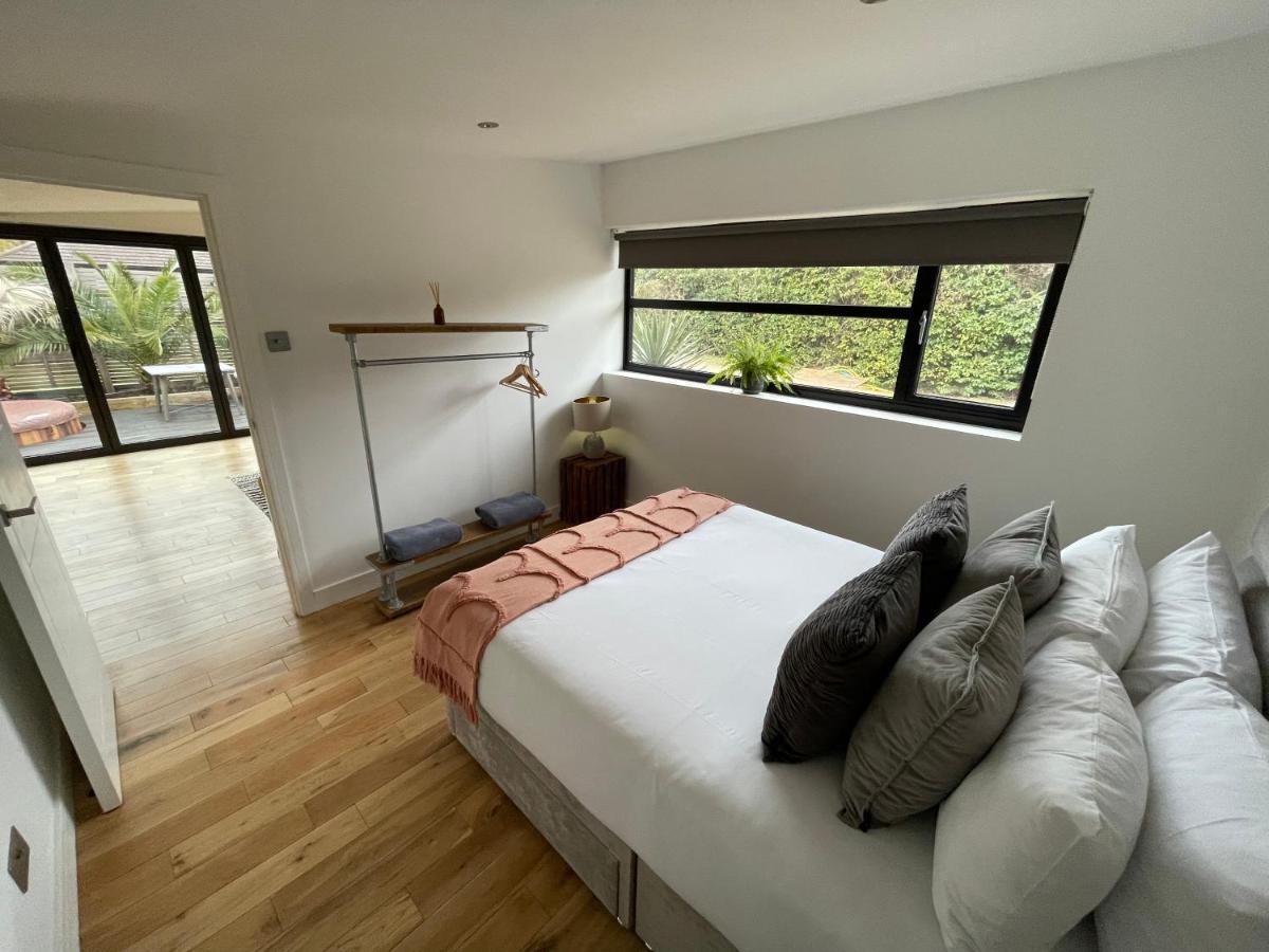 River Guest House With Jacuzzi Fire And Boat Hire Staines-upon-Thames Eksteriør bilde