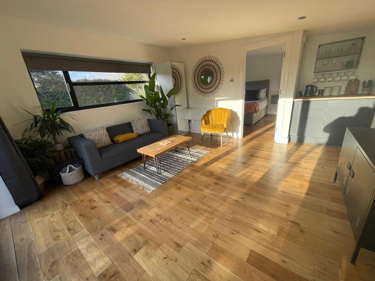 River Guest House With Jacuzzi Fire And Boat Hire Staines-upon-Thames Eksteriør bilde